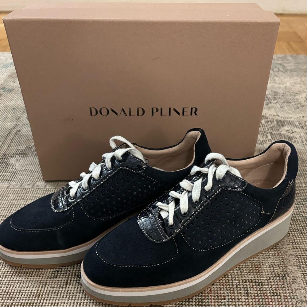 Donald Pliner new w box blue suede lace up shoes